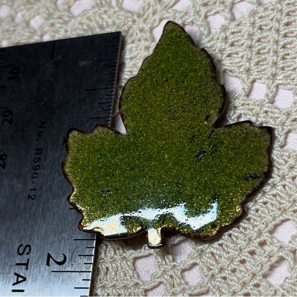 Vintage Enamel on Copper Maple Leaf Brooch – Mid-Century Modern Green Pin - Picture 1 of 9